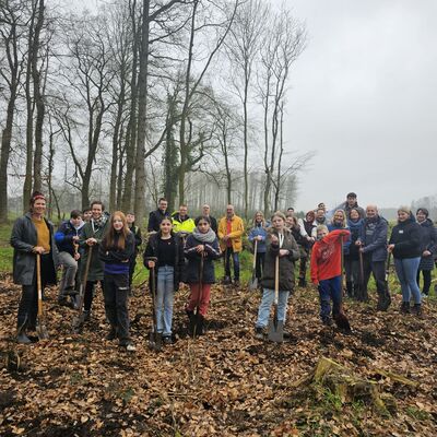 Schlerinnen und Schler der Oberschule Westerstede haben 2 000 Baumsetzlinge in den Waldboden bei Linswege gebracht.